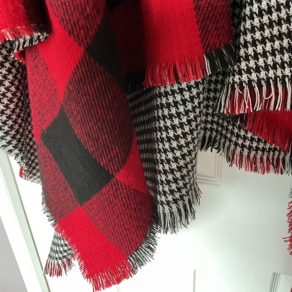 🆕 Red/Black Reversible Checkered Fleece Shawl - Picture 6 of 10